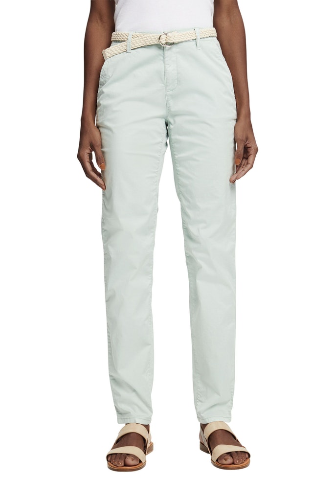 Chino mit geflochtenem Gürtel